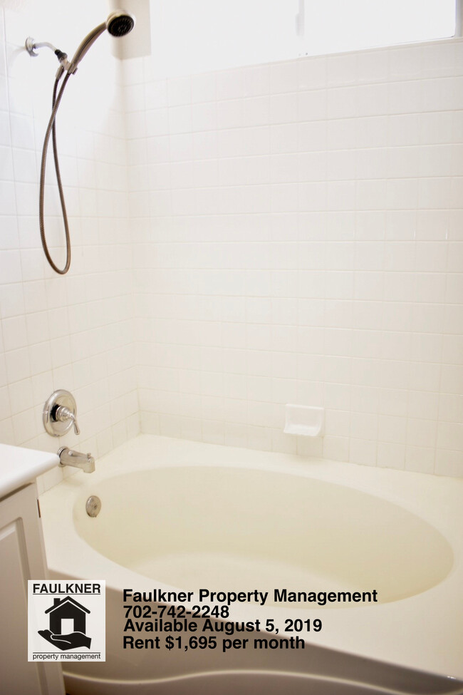 Master Bathroom - 328 Magnolia Arbor St