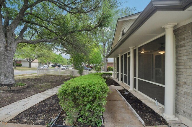 Foto del edificio - 1300 Leah Ln