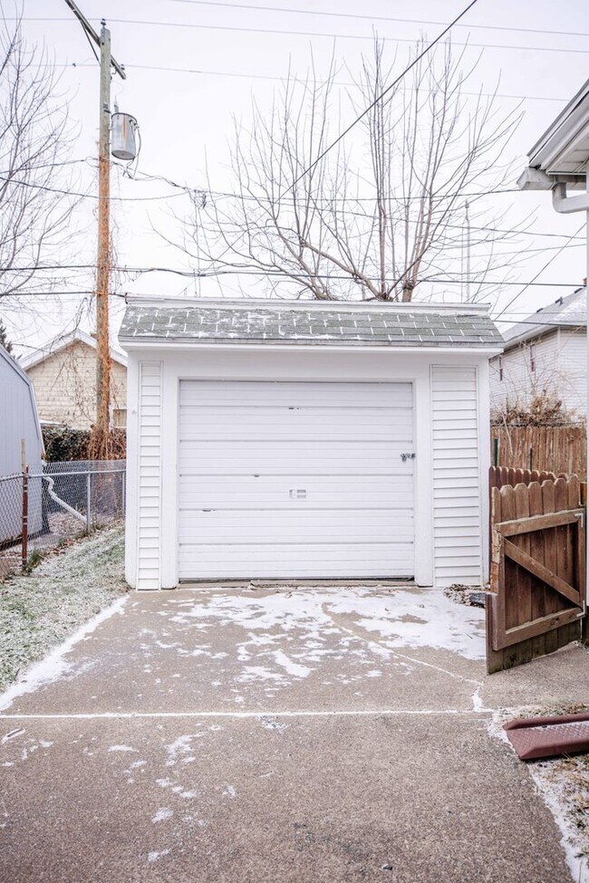 Building Photo - Beautiful two bedroom home with bonus room, fenced in back yard, garage, and full basement!