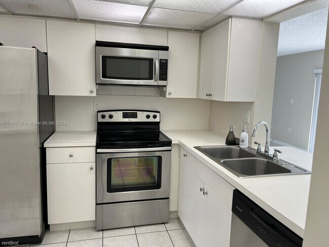 Building Photo - 3 br, 2.5 bath House - 1341 SW 124th Ct # 4-E