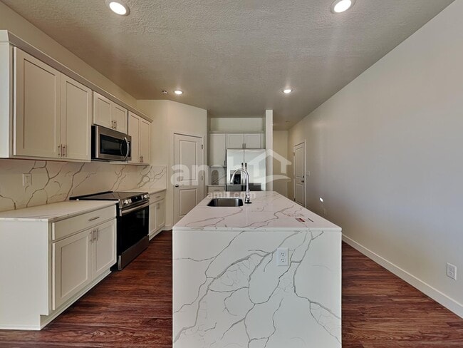 Building Photo - 8952 Royal Ln