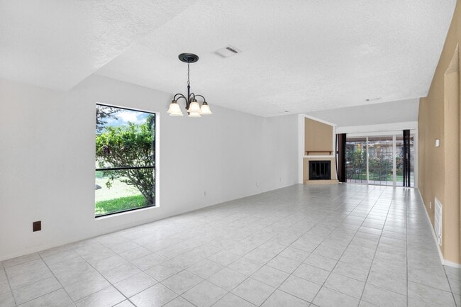 Building Photo - 2001 Lakewood Ct