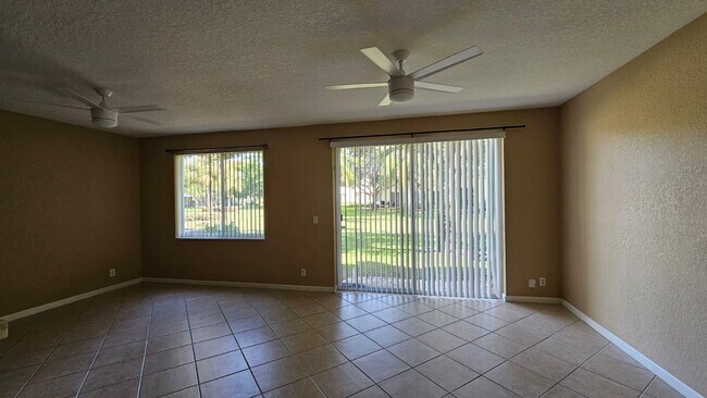 Foto del edificio - 3027 N Evergreen Cir