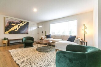 Building Photo - 435 SE Centennial St