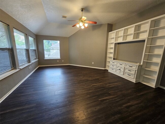 Building Photo - 15015 Dawnbrook Dr