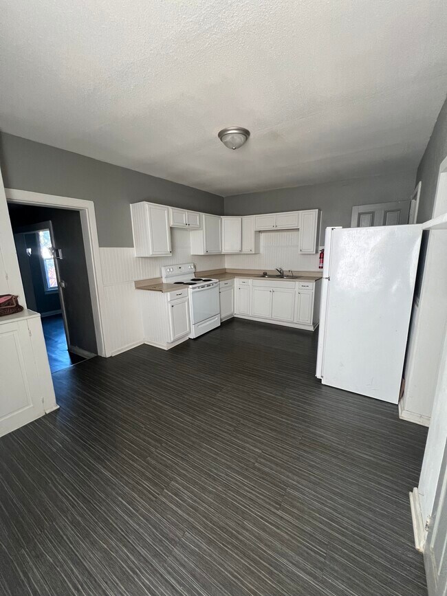 Kitchen - 122 E Chestnut St