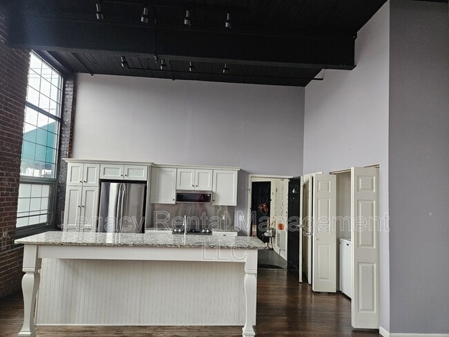 Building Photo - 324 Allen St