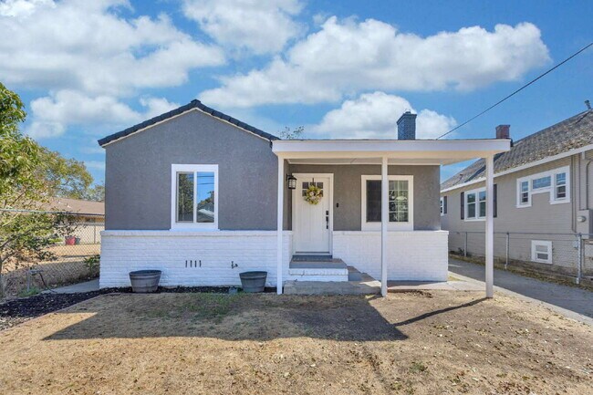 Foto del edificio - 2 Separate Units on One Lot – Ideal for Family/Next Gen Living!