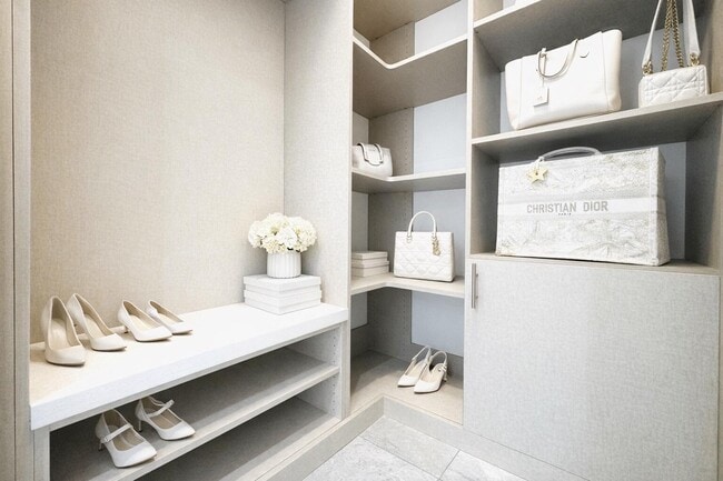 Foto del edificio - 15377 Green River Ct