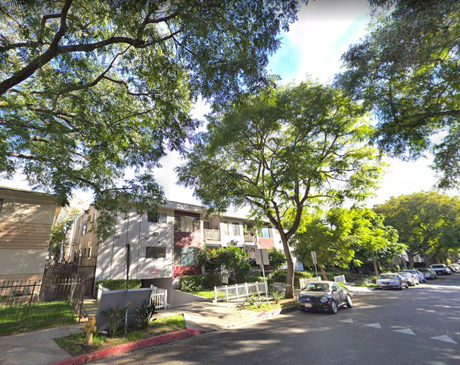 Building Photo - 1202 N Fuller Ave