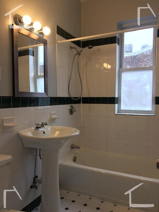 Foto del edificio - Convenient Location, In Unit Washer and Dr...