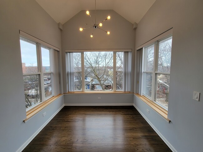 Building Photo - 4844 N Spaulding Ave