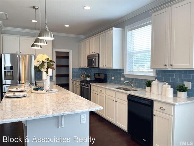 Building Photo - 4 br, 3.5 bath House - 2520 Snowdrop Ct