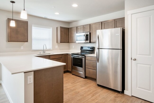 Building Photo - Newly Built 5BD 2.5BA in LSSD