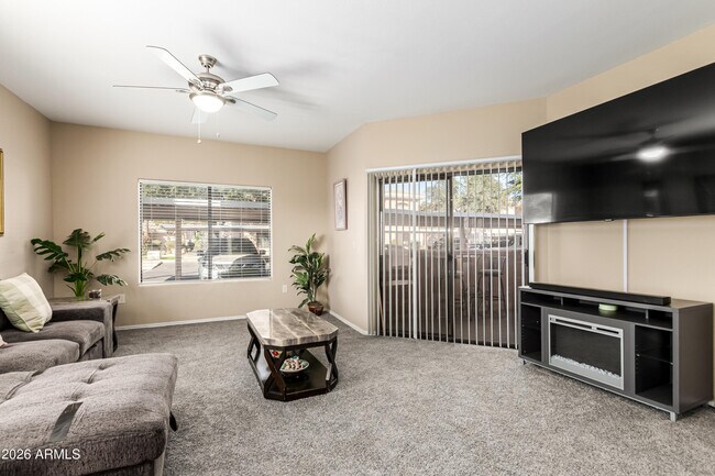 Foto del edificio - 10030 W Indian School Rd