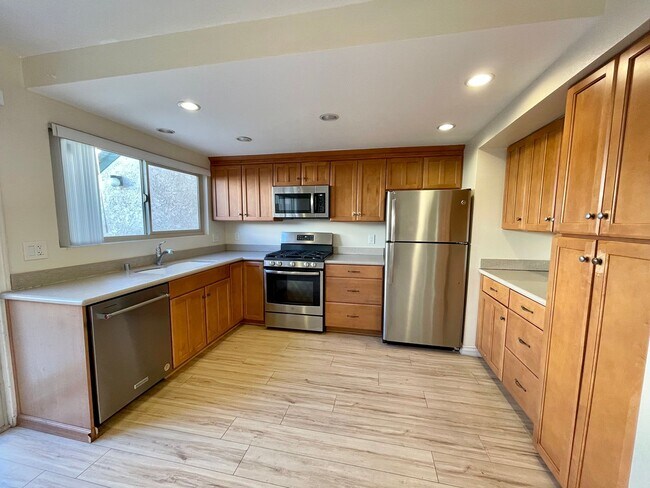 Building Photo - 2 Bedroom + 1.5 Bathroom Townhouse | Oxnard Shores | Unfurnished