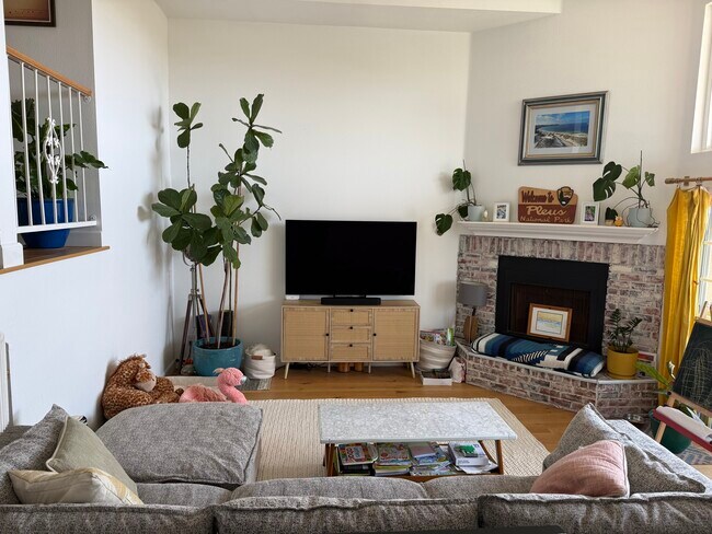 Sala de estar (televisor de 70 pulgadas como referencia de tamaño) - 222 S Guadalupe Ave