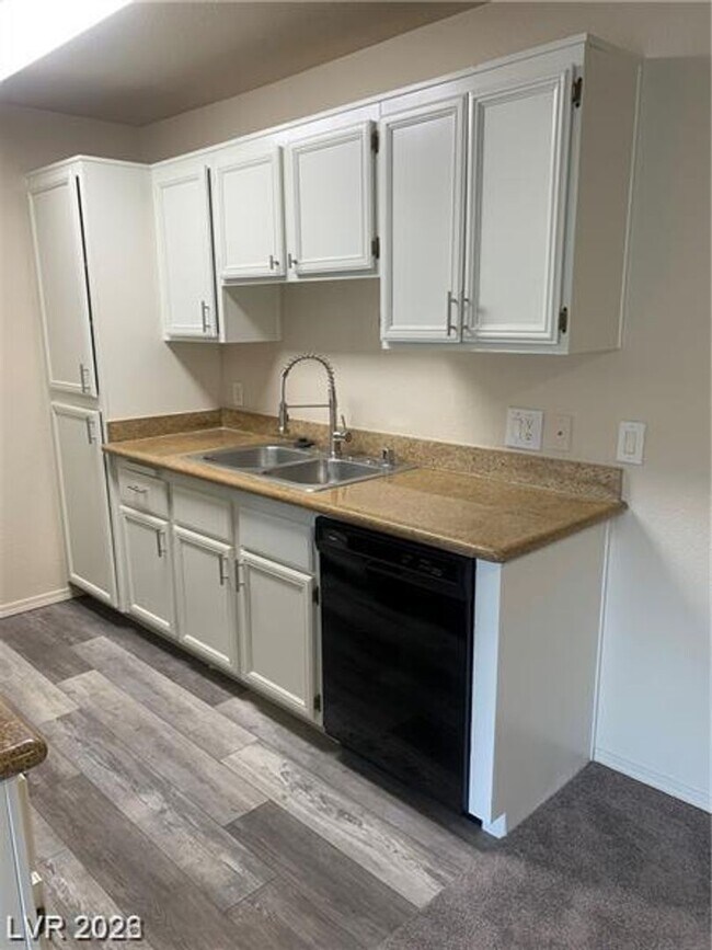 Building Photo - MOVE IN SPECIAL: $1000 OFF RENT WITH THIS SPACIOUS TOP FLOOR 2 BEDROOM 2 BATH CONDO
