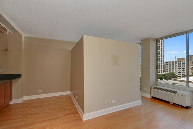 Foto del edificio - 450 W Briar Pl