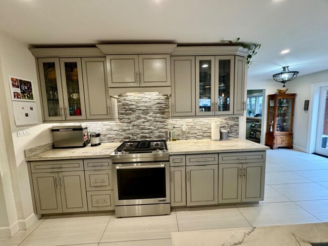 Building Photo - 4670 Sherbourne Dr