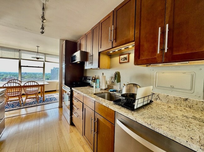 Building Photo - Bright, Spacious 2BR/2BA in Edgewater Beach!