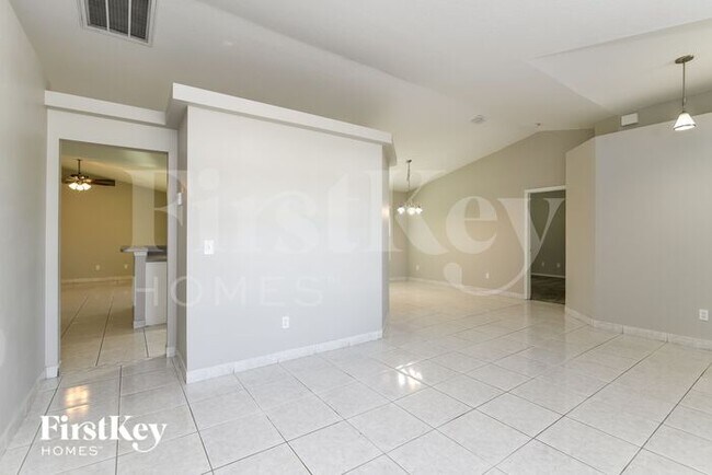 Foto del edificio - 5615 Hamlin Close Rd