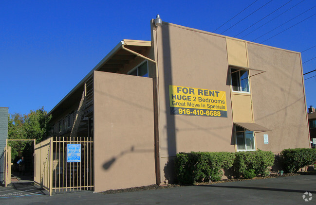 Building Photo - Capitol City Apartments