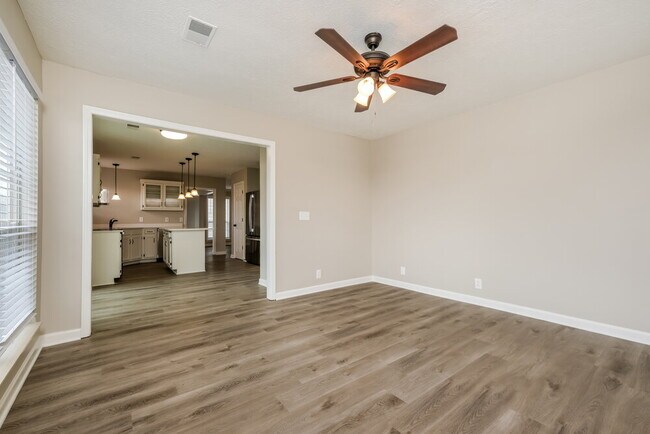 Foto del edificio - 3102 Creekview Ln