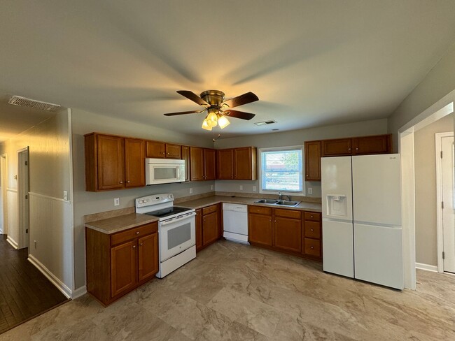 Building Photo - Charming 3-Bedroom Home in Nicholasville, 2 Car Garage! Fenced in Backyard!
