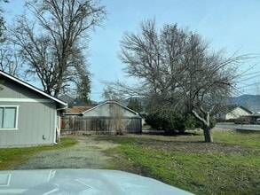 Building Photo - 1250 SE Gladiola Dr