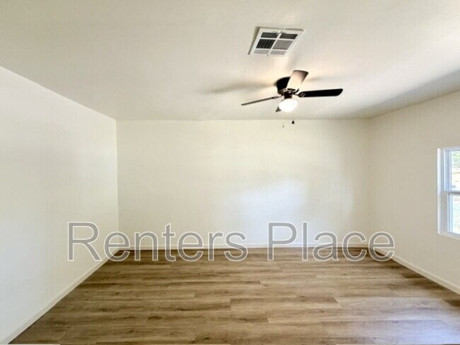 Foto del edificio - 2214 S Poplar St