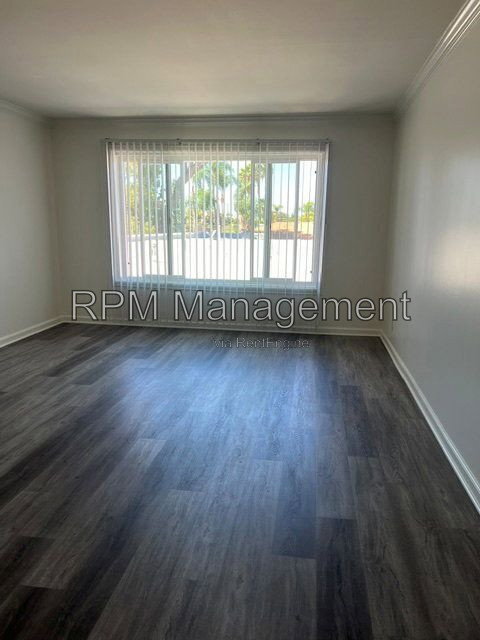 Building Photo - 20327 Saticoy St