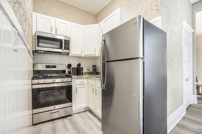 Foto principal - $1295 Furnished 1 Bed 1 Bath in Downtown's Beautiful Stuart Neighborhood - Ask about our Security...