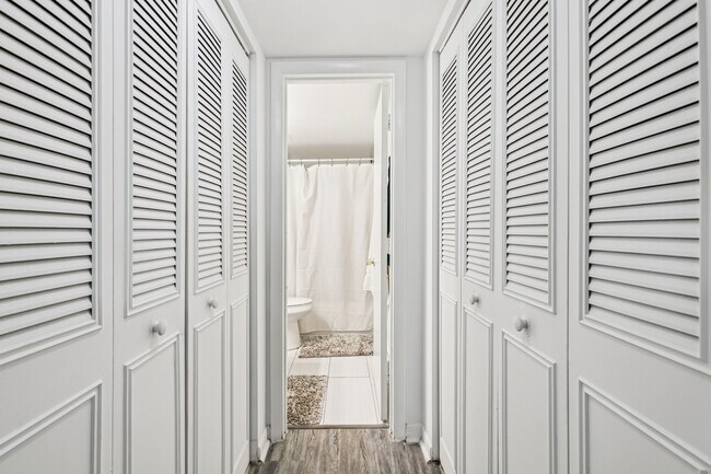 Building Photo - Luna At Hollywood