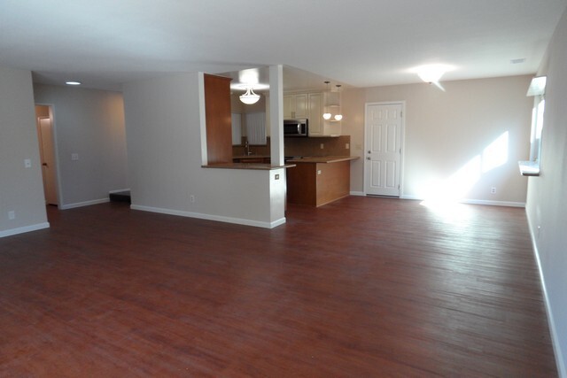 Building Photo - Spacious 6 Bedroom, 3 Bathroom, Single Fam...