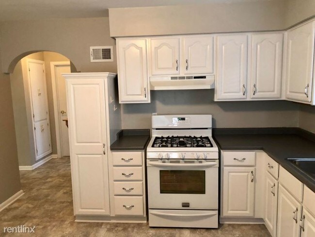 Building Photo - 2 br, 1 bath Apartment - 3436 S Lenox St