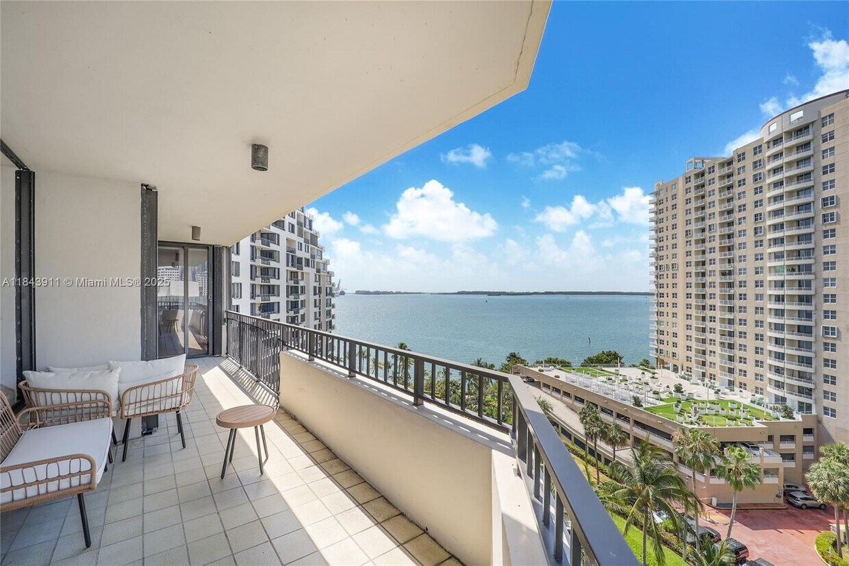 Foto principal - 520 Brickell Key Dr