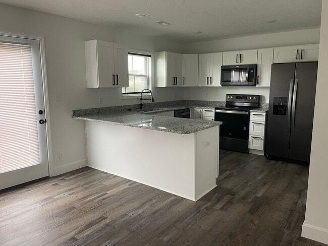 Building Photo - BEAUTIFUL 3 BEDROOM 2.5 BATHROOM TOWNHOUSE...