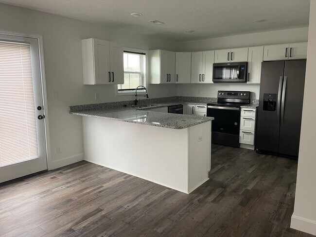 Foto del edificio - BEAUTIFUL 3 BEDROOM 2.5 BATHROOM TOWNHOUSE...