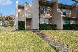 Building Photo - 439 Valley Park Dr