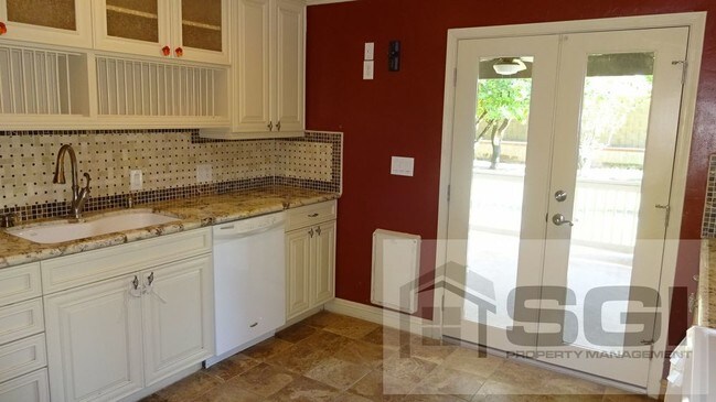 Foto del edificio - PHENOMENAL HIDDEN GEM WITH HUGE YARD