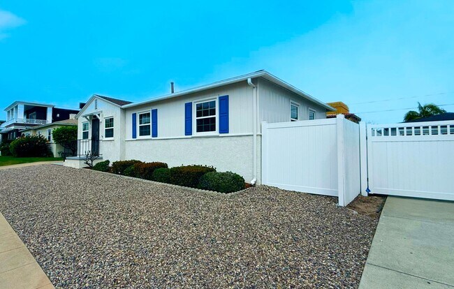 Foto del edificio - Classic Crown Point Beach Home – Charming Coastal Living Just Minutes from the Bay