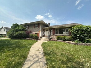 Building Photo - 9554 Crestwood Ave
