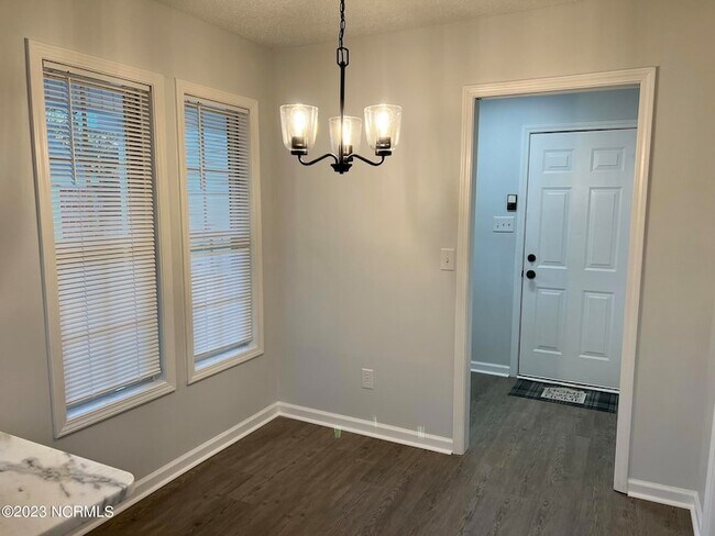 Foto del edificio - 607 Sunset Oaks Ln