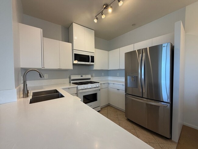 Building Photo - 13941 Sherman Way