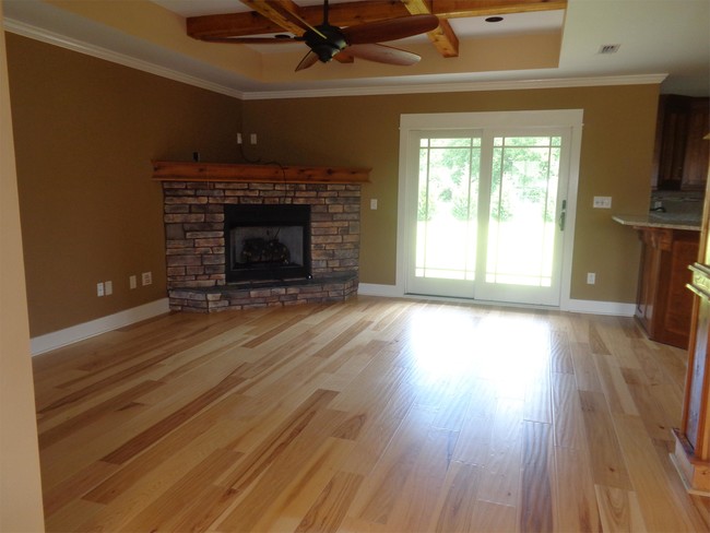 Building Photo - 107 Squirrel Hollow Dr