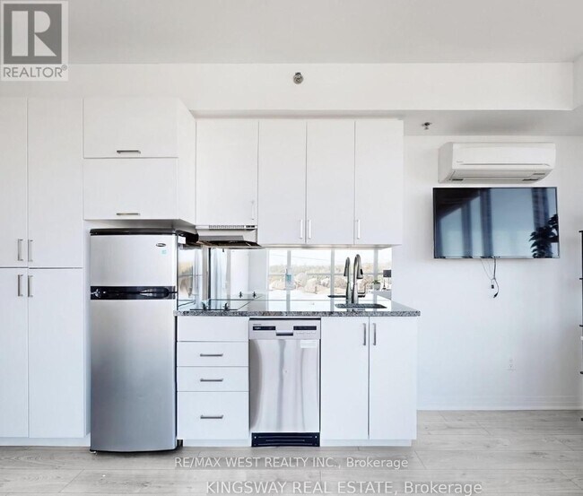 Photo du bâtiment - 1900 Simcoe St N