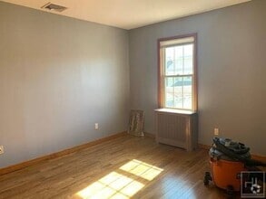 Building Photo - Spacious 3-Bedroom Apartment – Hardwood Fl...