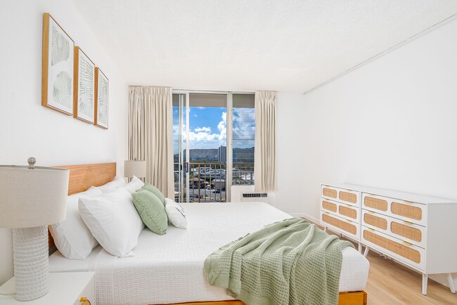 Foto del edificio - Beautifully Remodeled and Fully furnished 2 Bed 1.5 1 parking.  Available between March-Nov 30th