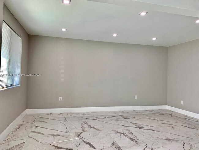Building Photo - 15011 Coconut Ct